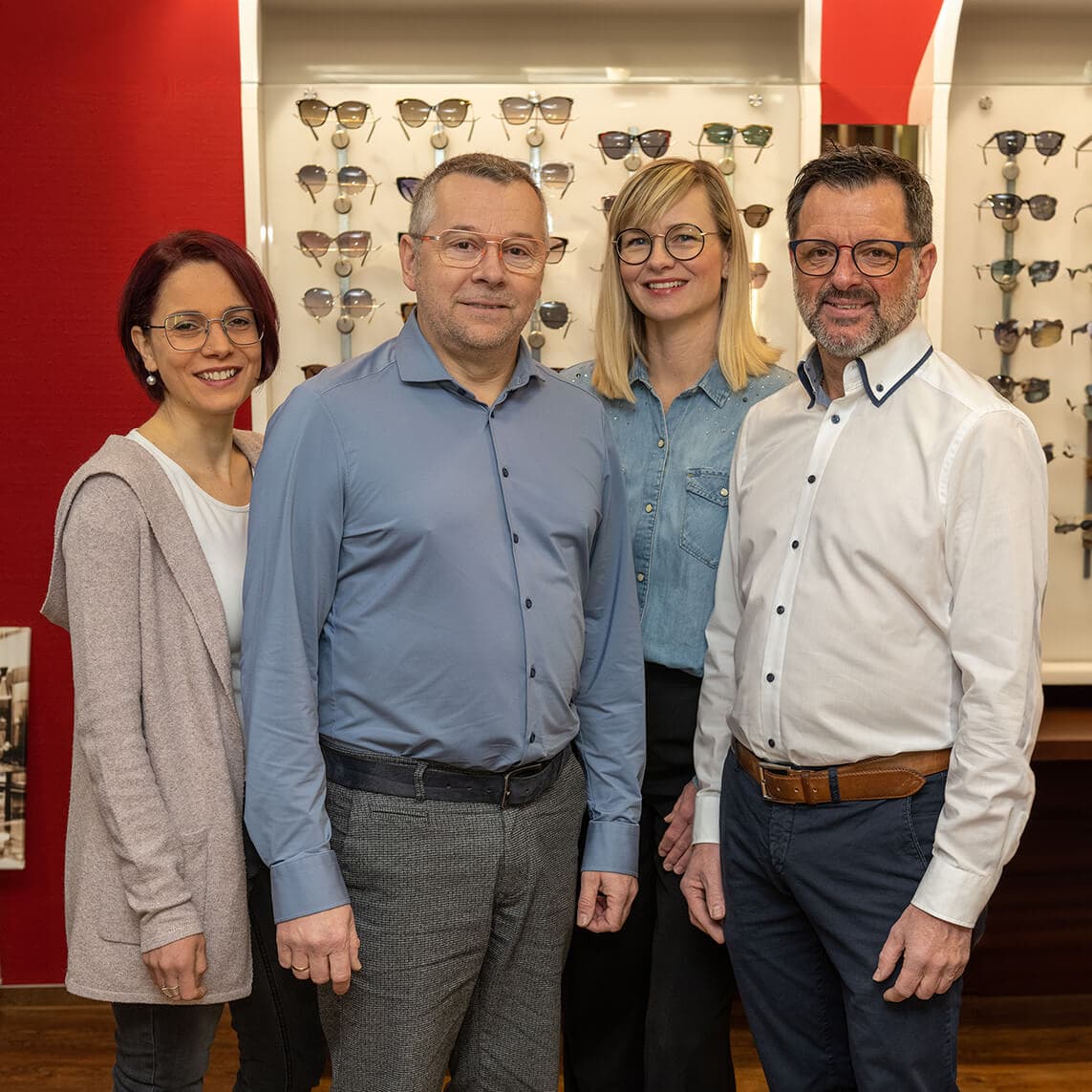 Mann mit schwarzer sonnenbrille mit silber verspiegelten glaesern