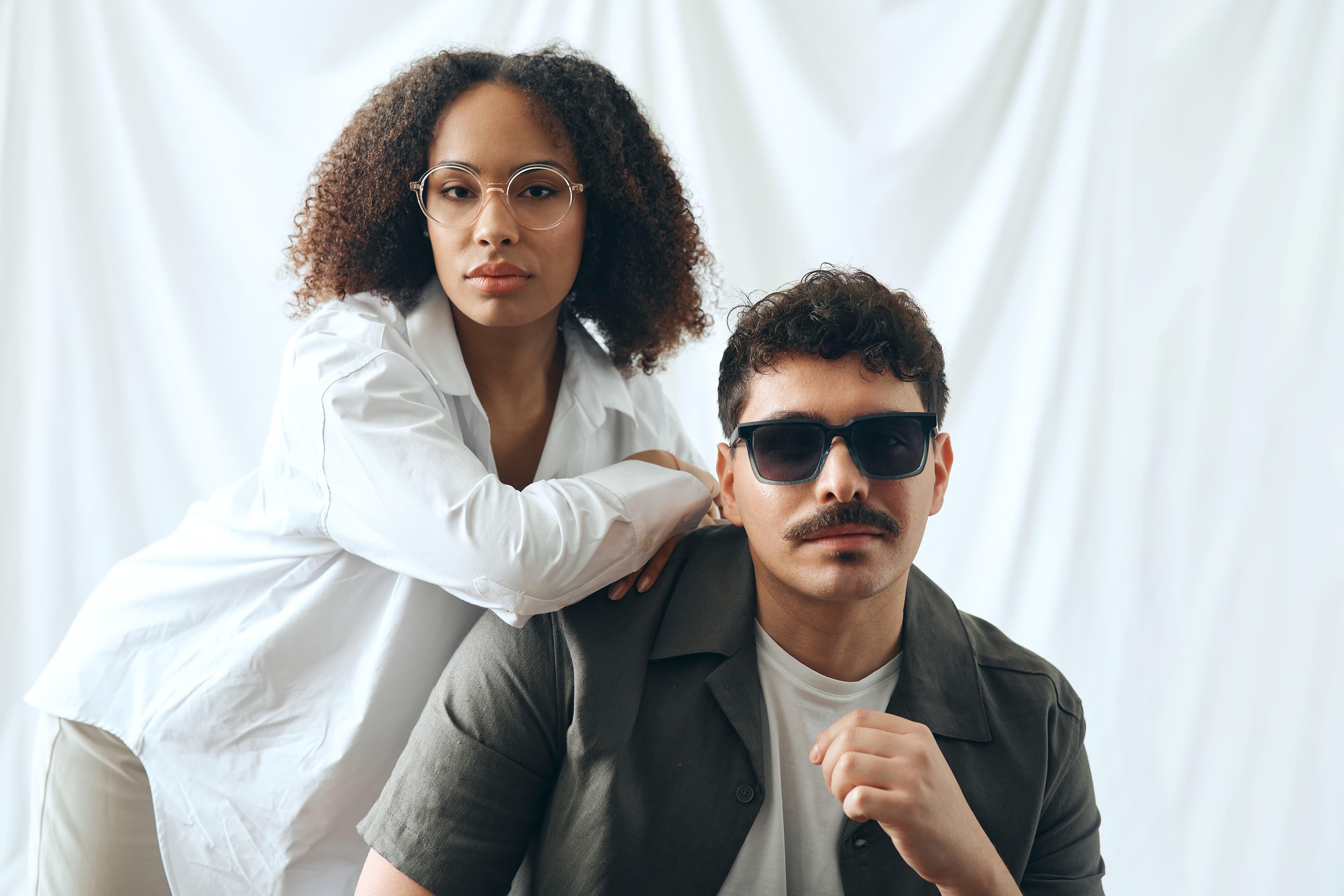 Frau mit schwarzer cateye sonnenbrille mit goldenen akzenten