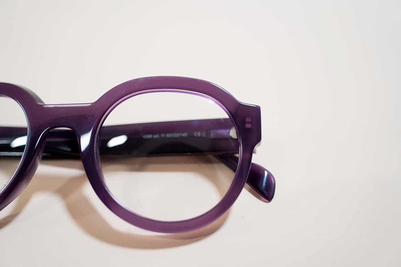 Frau mit schwarzer breiter oversized sonnenbrille steht im fahrstuhl